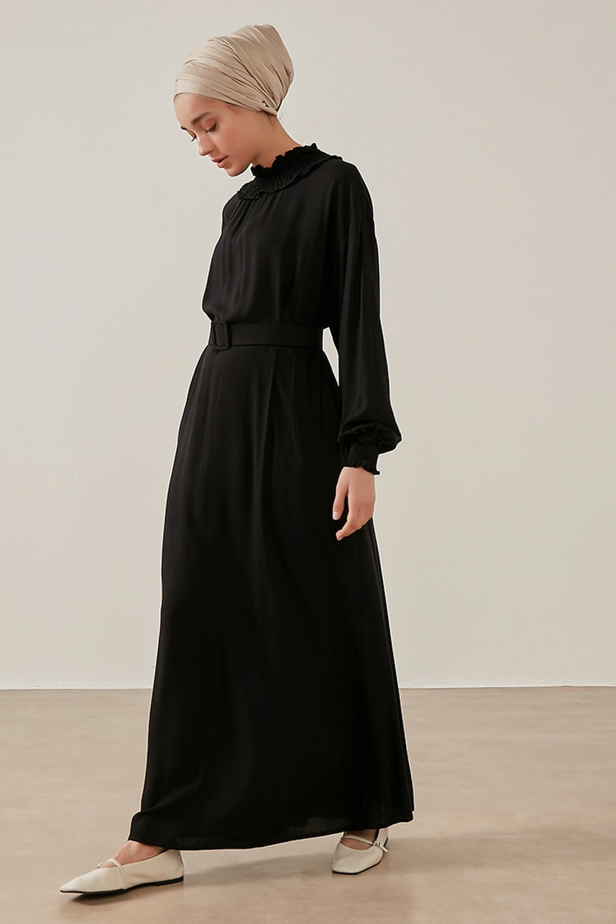 Siyah Gipe Detaylı Kemerli Elbise