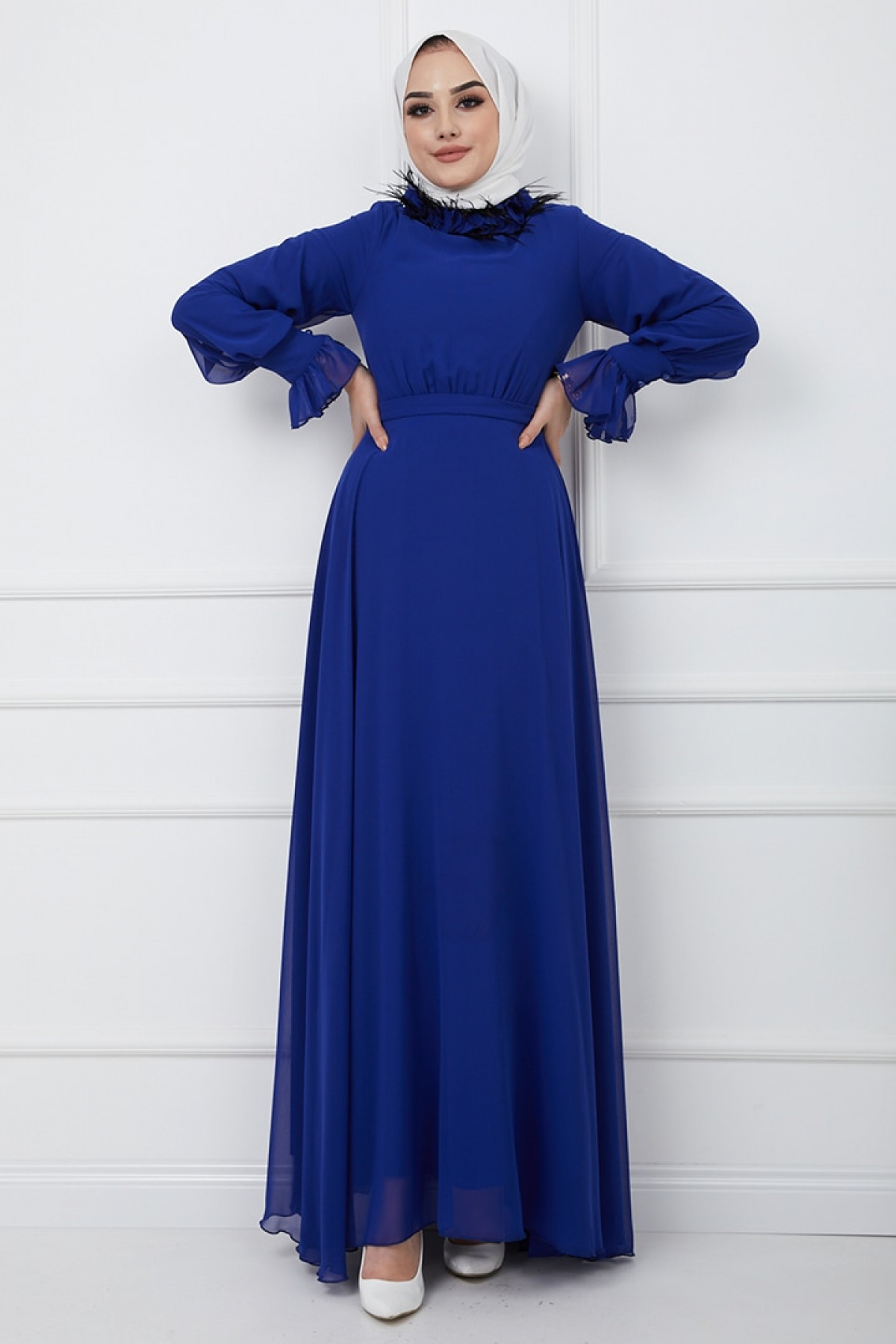 Saks Mavisi Yakası Tüy ve Şifon Pul Detaylı Kolu Büzgülü Abiye Elbise