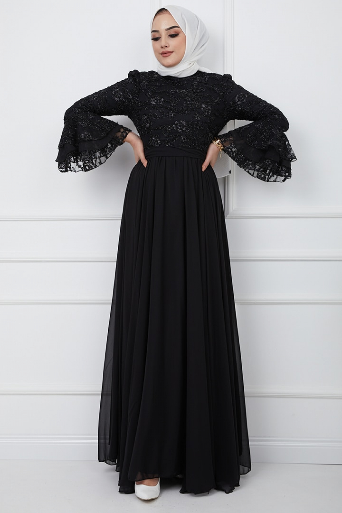 Siyah Simli Dantel Detaylı Kol Ağzı Fırfırlı Abiye Elbise