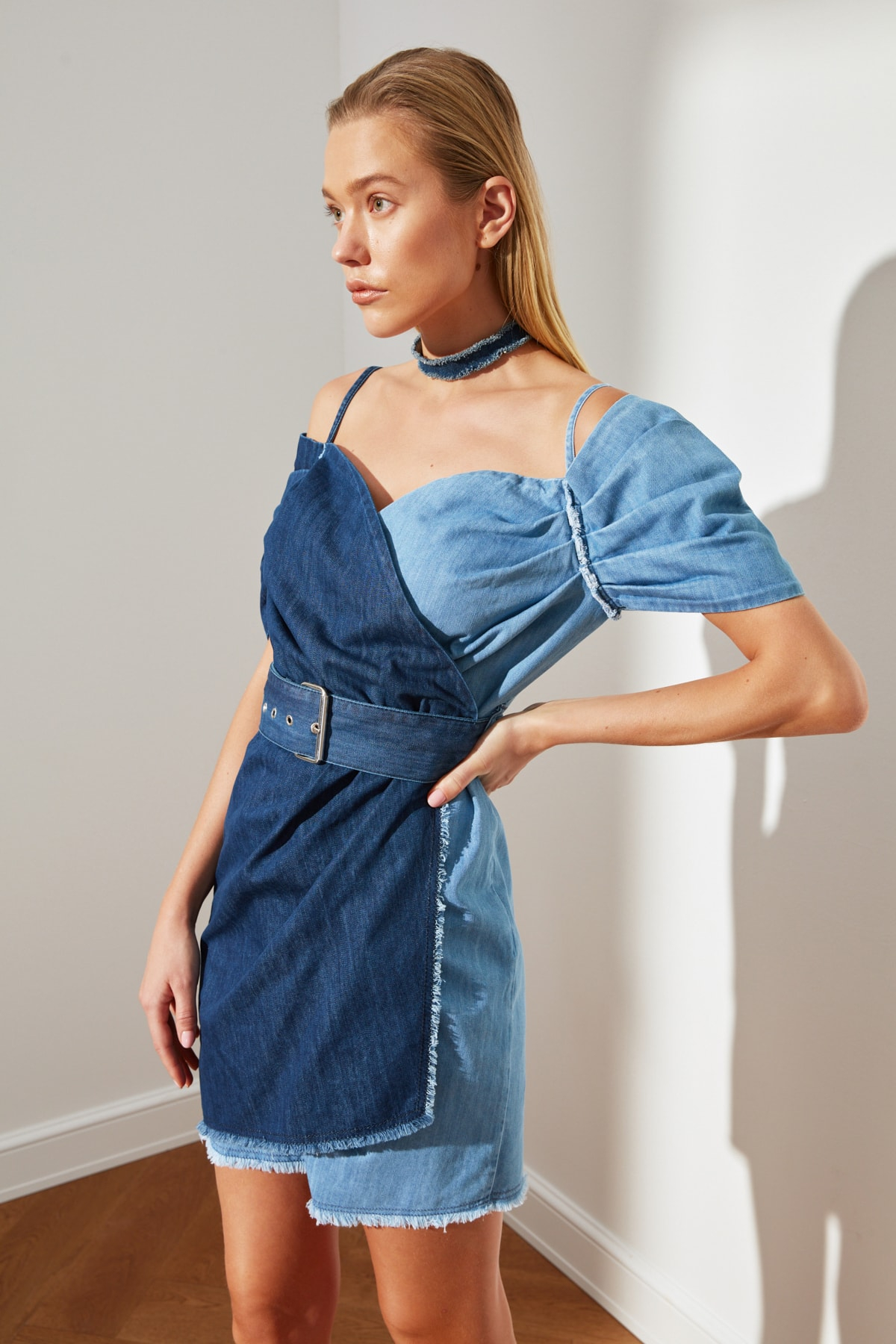 Lacivert Renk Bloklu Asimetrik Askılı Mini Kot Elbise