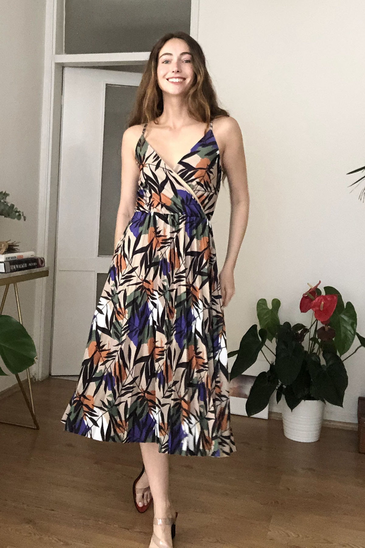 Askılı Bej Çicek Desenli Örme Midi Elbise