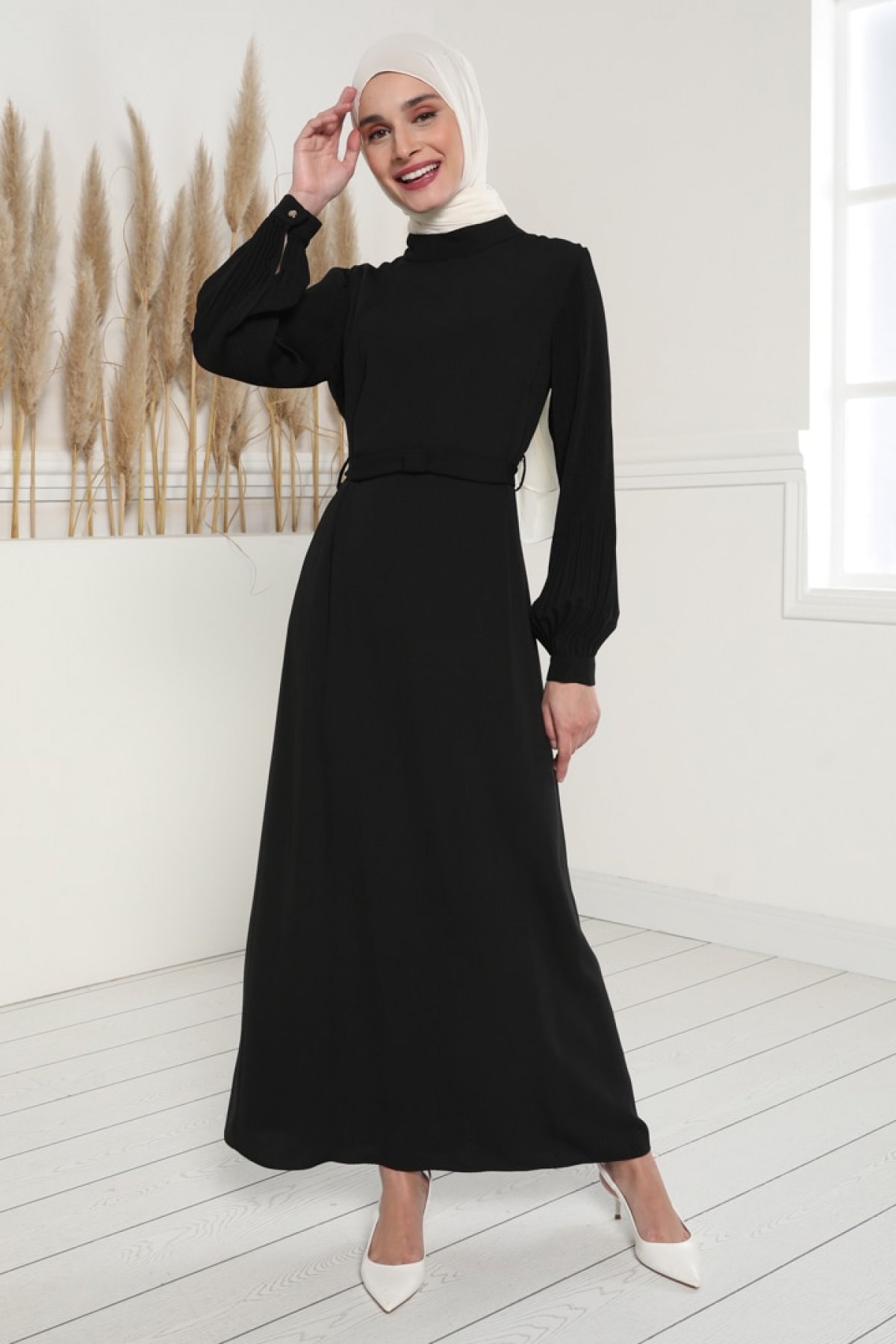 Siyah Kolları Piliseli Kuşaklı Elbise