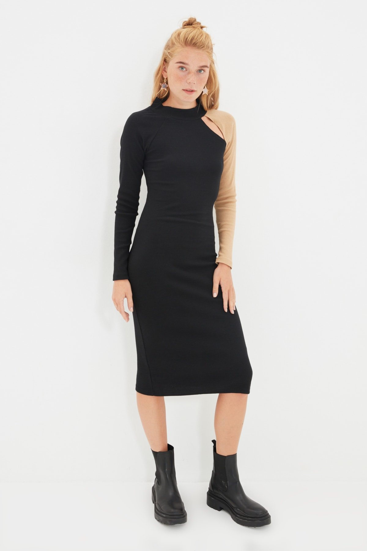 Siyah Renk Bloklu Cut Out Detaylı Örme Midi Elbise