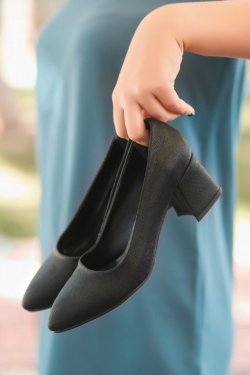 Siyah Sever Desenli Topuklu Ayakkabı