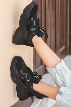 Siyah Arviç Süet Rugan Detaylı Spor Ayakkabı