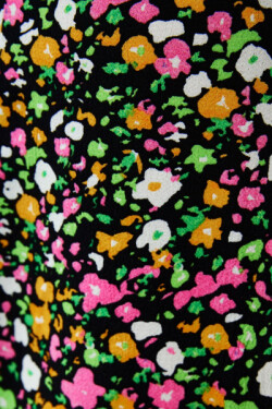 Renkli Büzgülü Dekolteli Çiçekli Mini Elbise