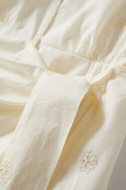 Kırık Beyaz İşleme Detaylı Mini Elbise