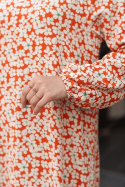 Oranj Minik Çiçek Desenli Eteği Fırfırlı Hakim Yaka Elbise