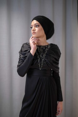Siyah Taşlı Drape Yaka Detaylı Saten Abiye Elbise