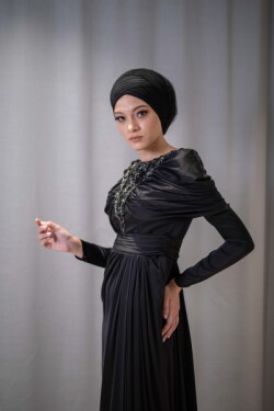 Siyah Taşlı Drape Yaka Detaylı Saten Abiye Elbise