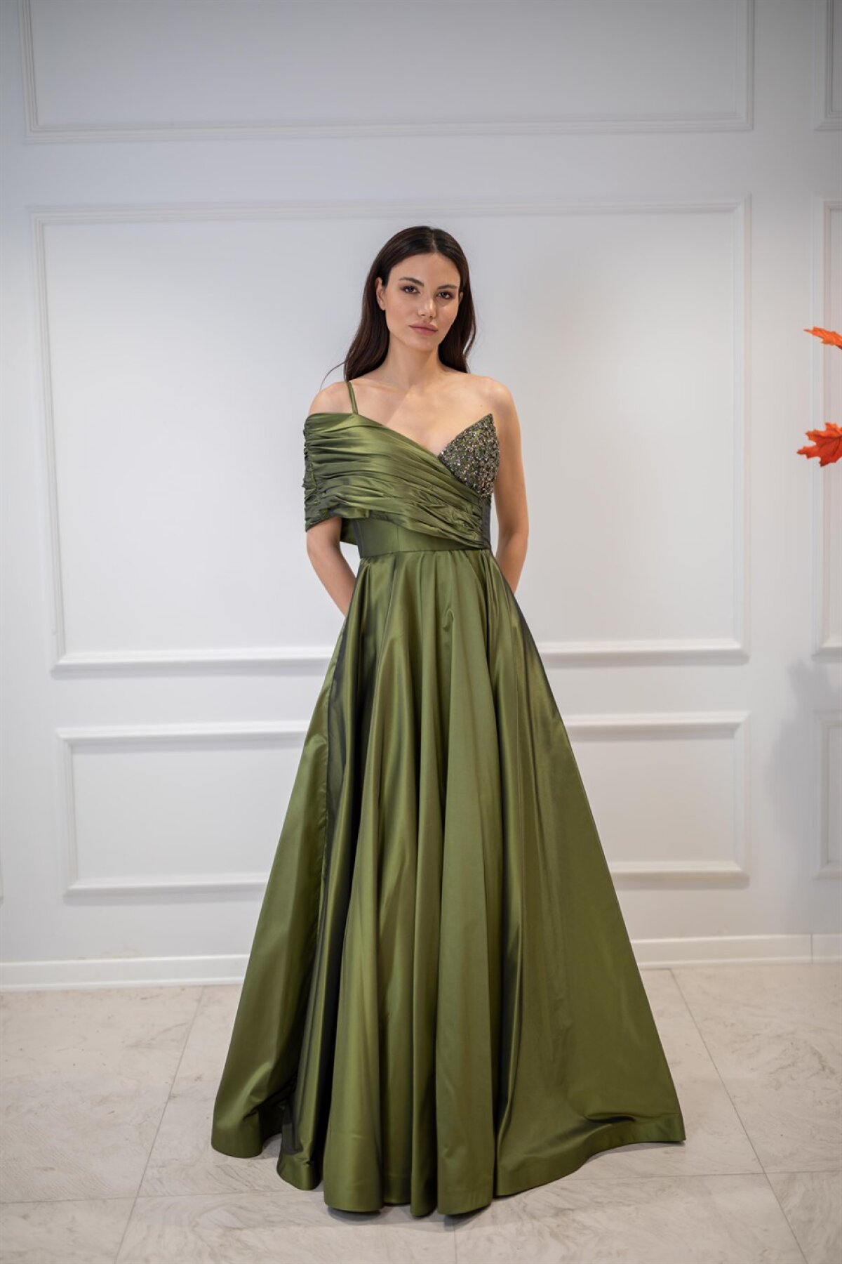 Egelin Tek Omuz Askılı Yeşil Drapeli Taş Detaylı Helen Uzun Abiye Elbise