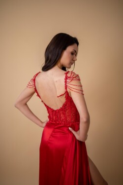 Askılı Kırmızı Gövde Desenli Derin Yırtmaçlı Saten Uzun Abiye Elbise