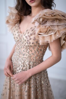 Gold Omuz Fırfır Detaylı Desenli Helen Uzun Abiye Elbise