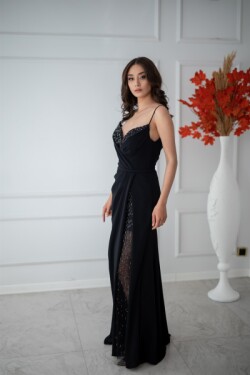 Siyah İnce Askılı Boncuklu Yırtmaçlı Helen Uzun Abiye Elbise