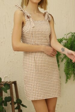 Bej Gofre Kare Desenli Fırfır Detaylı Ekose Askılı Mini Elbise