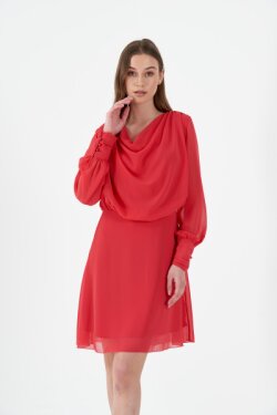 Kırmızı Degaje Yaka Sırt Yırtmaçlı Büzgülü Çan Etek Mini Elbise