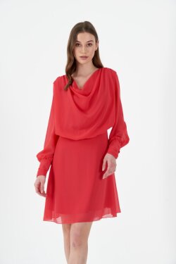 Kırmızı Degaje Yaka Sırt Yırtmaçlı Büzgülü Çan Etek Mini Elbise