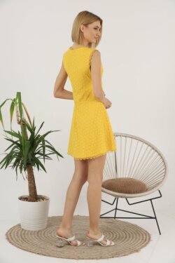 Sarı Brode V Yaka Eteği Volanlı Şerit Dantel Detaylı Mini Elbise