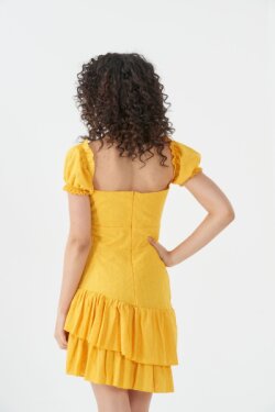 Sarı Düşük Omuz Balon Kol Cut Out Ve Bağlamalı Eteği Fırfırlı Mini Elbise