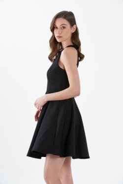 Siyah Halter Yaka Ön Yırtmaçlı Şık Mini Elbise