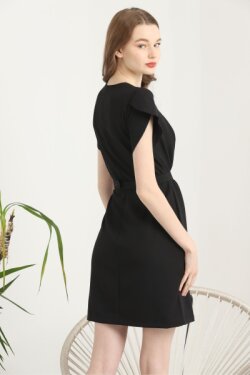 Siyah Hürrem Öpücük Yaka Kısa Kollu Yırtmaç Detaylı Beli Kemerli Mini Elbise