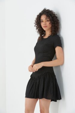 Siyah Oval Yaka Kısa Kollu Eteği Fırfırlı Mini Elbise