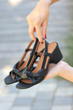Siyah Epey Cilt Topuklu Ayakkabı