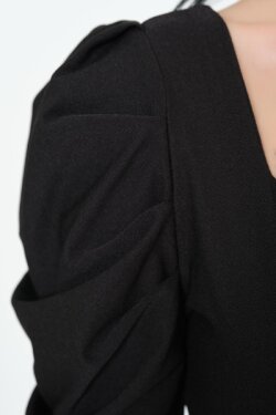 Siyah Kare Yaka Yırtmaçlı Midi Elbise