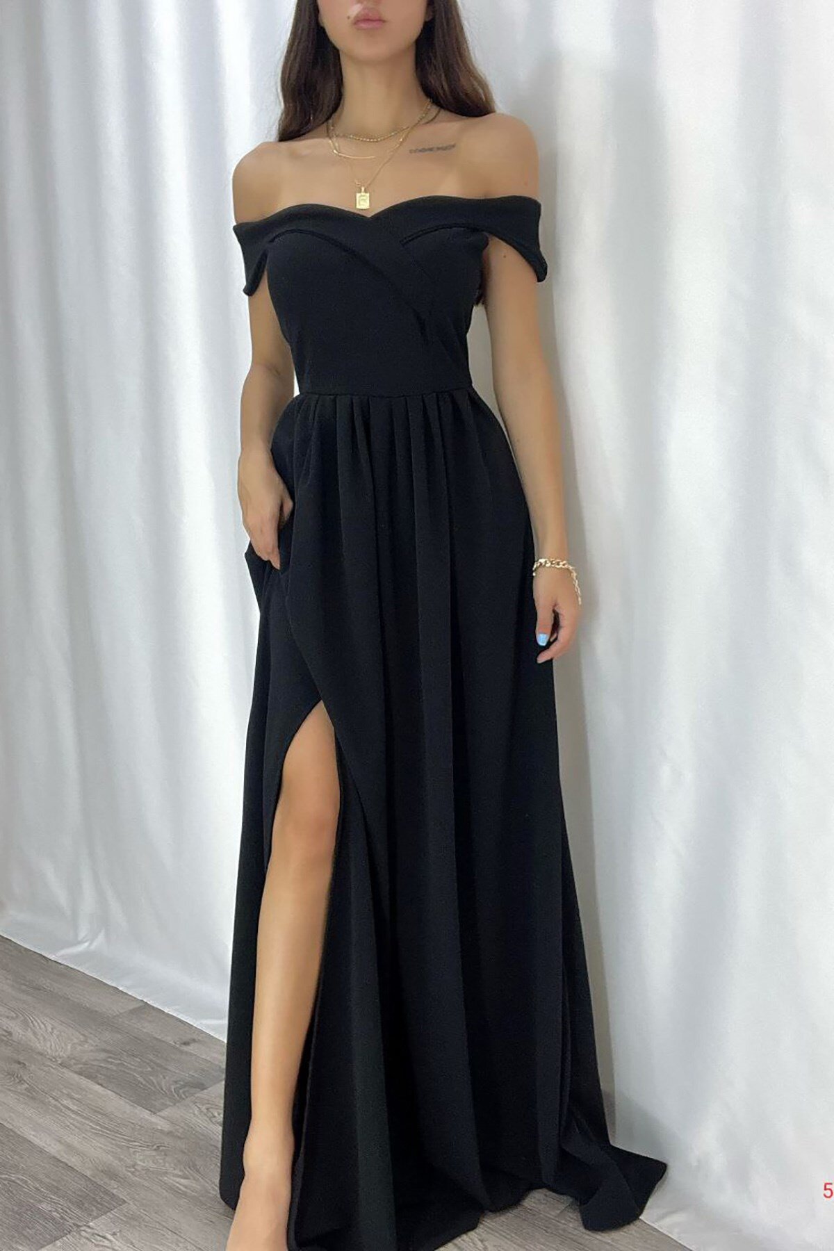 Deafox Siyah İthal Krep Kumaş Omzu Detaylı Yırtmaçlı Uzun Abiye Elbise