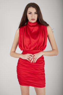 Kırmızı Dik Yaka Önü Degaje Yanları Büzgülü Astarlı Saten Mini Abiye Elbise