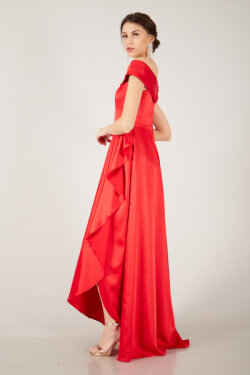 Kırmızı Kayık Yaka Saten Uzun Abiye Elbise