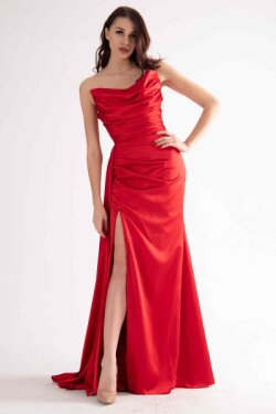 Kırmızı Straplez Drape Detaylı Yırtmaçlı Saten Kumaş Uzun Abiye Elbise
