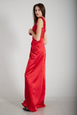 Kırmızı Transparan Detaylı Uzun Yırtmaçlı Saten Abiye Elbise