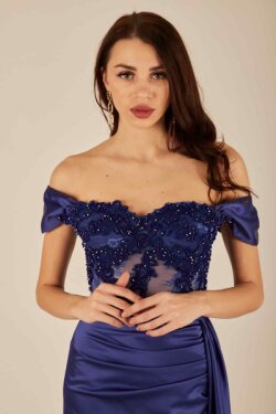 Saks Beli Transparan Ve İşlemeli Saten Uzun Abiye Elbise