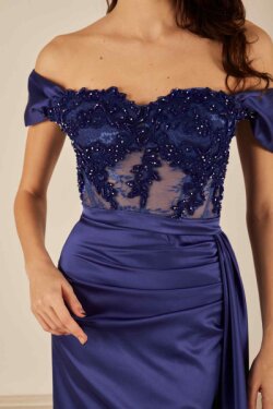 Saks Beli Transparan Ve İşlemeli Saten Uzun Abiye Elbise