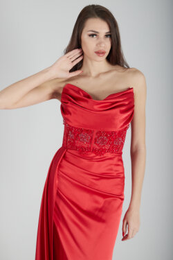 Straplez Kırmızı Göğüsü Transparan Taş Detaylı Saten Uzun Abiye Elbise