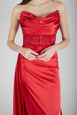Straplez Kırmızı Göğüsü Transparan Taş Detaylı Saten Uzun Abiye Elbise