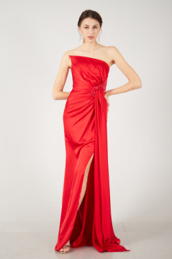 Straplez Kırmız�ı Üzeri Drapeli Beli Taş Detaylı Saten Uzun Abiye Elbise