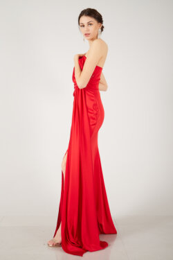 Straplez Kırmızı Üzeri Drapeli Beli Taş Detaylı Saten Uzun Abiye Elbise