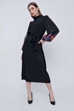 Siyah Şifon Kol Dantel İşlemeli Midi Elbise