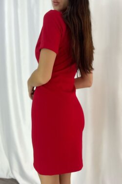 Kırmızı İthal Krep Kumaş Zincir Ve Yaka Detaylı Mini Elbise