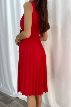 Kırmızı Pliseli Ve Kuşaklı Sıfır Kol Yakalı Krep Midi Elbise