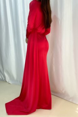 Kırmızı Prenses Kol Detay Uzun Kollu Yırtmaçlı Saten Uzun Abiye Elbise