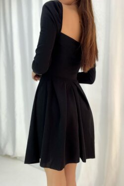 Siyah Krep Kumaş Büzgü Detay Uzun Kare Yaka Kollu Mini Elbise