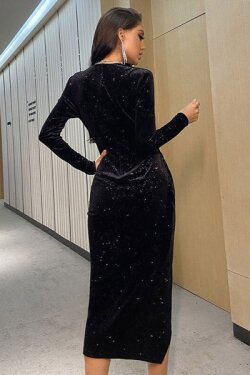 Siyah Simli Kadife Kumaş Kruvaze Yaka Yırtmaç Detay Uzun Kollu Midi Abiye Elbise