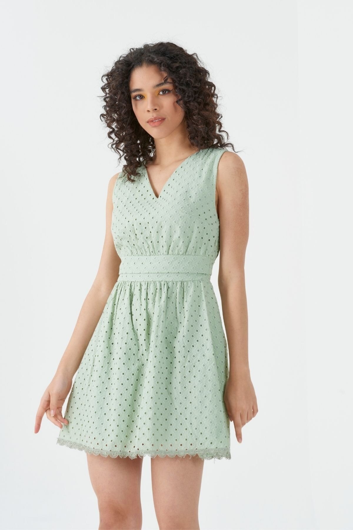 Mylace Yeşil V Yaka Brode Kemer Görünümlü Bele Oturan Kesim Etek Ucu Şerit Dantelli Mini Kloş Elbise