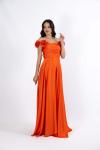 Orange Çiçek Detaylı Düşük Kol Saten Turuncu Uzun Abiye Elbise