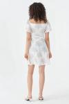 Beyaz Volanlı Yaka Bağlama Detaylı Belden Oturan Mini Desenli Elbise
