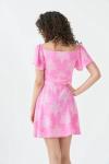 Pembe Volanlı Yaka Bağlama Detaylı Belden Oturan Mini Desenli Elbise