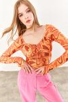 Turuncu Önü Bağlamalı Tül Detaylı Asimetrik Kesim Bluz
